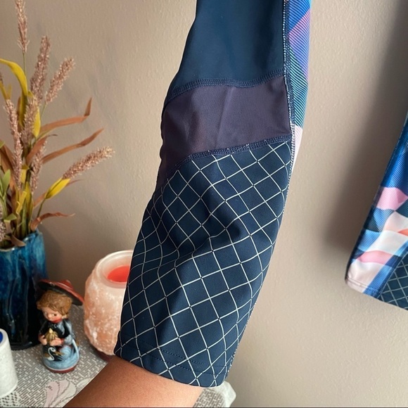 Athleta Leggings Women’s Size Medium Tall Electric Geo Sonar Capri Leggings - Picture 3 of 9